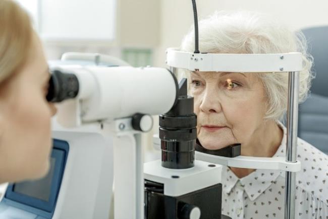 אישה עוברת בדיקת לחץ תוך עיני, אצטאזולאמיד לטיפול בגלאוקומה